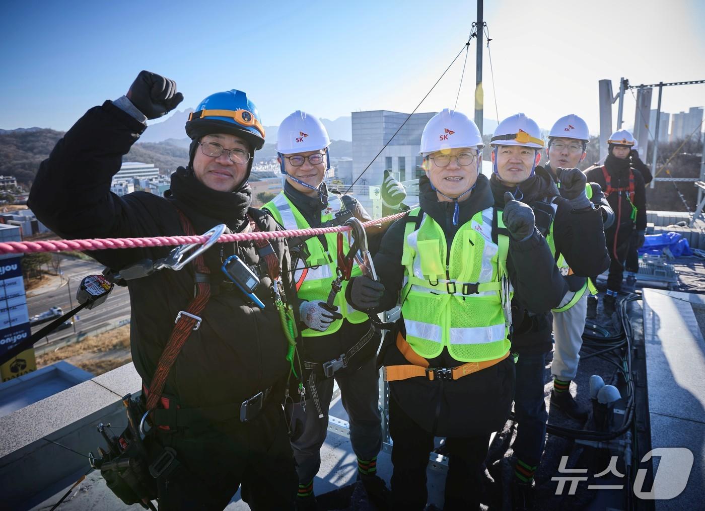 본문 이미지 - 정재헌 SK텔레콤 CEO가 연말 통신 현장 점검에서 구성원들과 기념사진을 찍고 있다.(SKT텔레콤 제공)