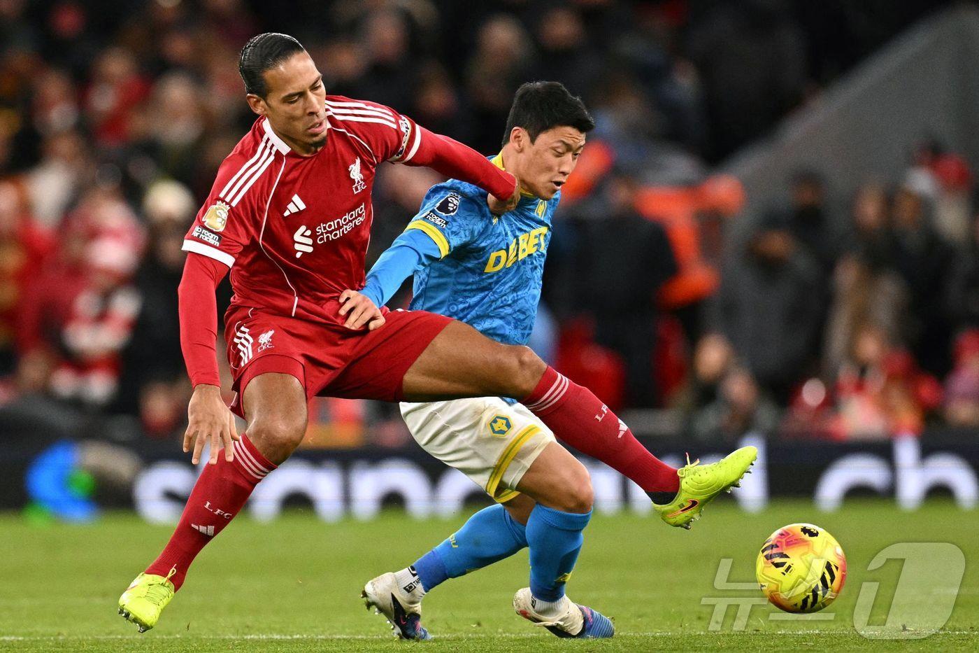 울버햄튼의 황희찬(오른쪽)ⓒ AFP=뉴스1