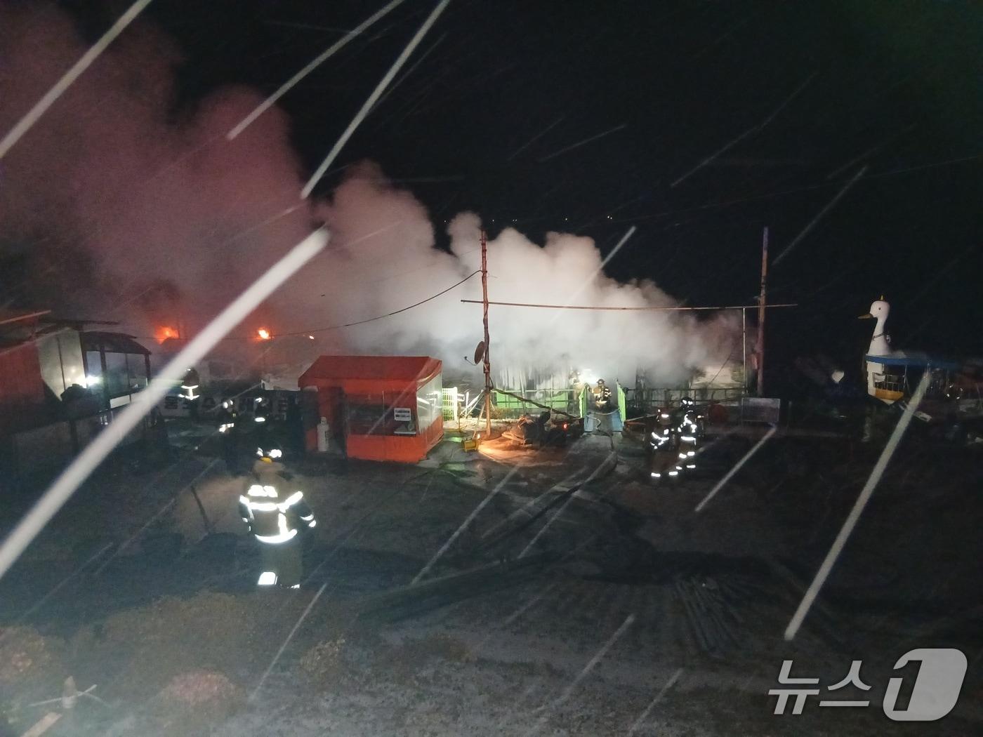 본문 이미지 - 27일 오후 8시 41분께 전북 익산시 웅포면 웅포리 오리배 선착장에서 화재가 발생했다.(소방제공, 재판매 및 DB금지)2025.12.28/뉴스1