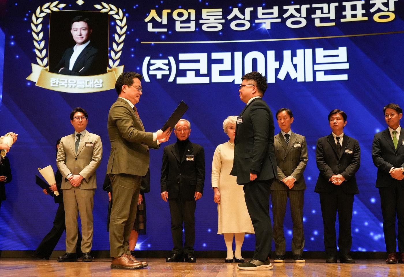 세븐일레븐은 26일 오후 대한상공회의소에서 열린 '제30회 한국유통대상' 상생·협력 부문에서 산업통상부 장관 표창을 수상했다.(세븐일레븐제공)