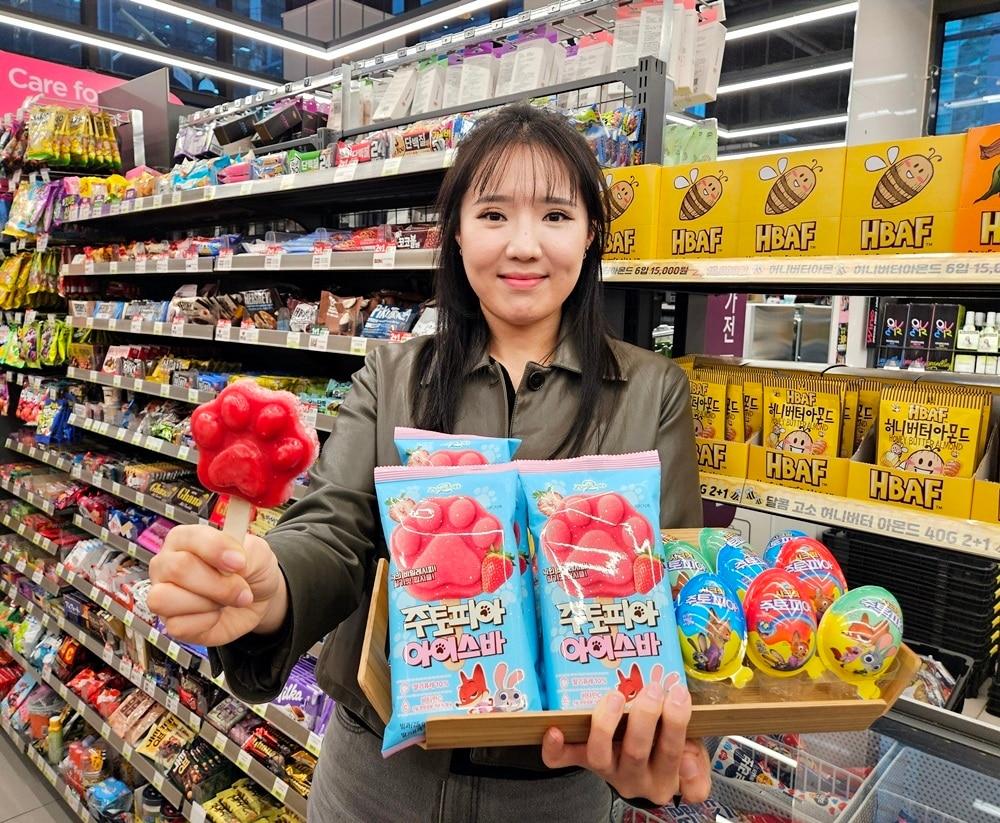 본문 이미지 - CU는 디즈니 애니메이션 영화 주토피아에 등장하는 아이스크림을 실제 상품으로 구현한 '주토피아 아이스바'를 다음 달 7일 출시한다.(CU제공)