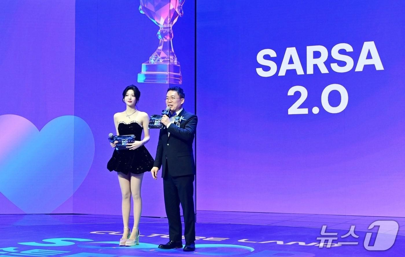 서수길 SOOP 대표이사가 2025 스트리머 대상서 AI 서비스 쌀사 2.0을 공개하고 있다.(SOOP 제공)