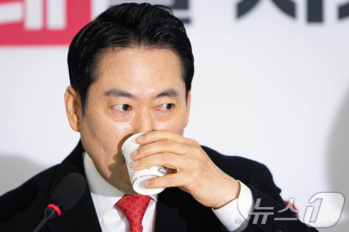 장동혁 국민의힘 대표가 28일 서울 여의도 국회에서 열린 현안 기자간담회에서 모두 발언 후 물을 마시고 있다. 2025.12.28/뉴스1 ⓒ News1 유승관 기자
