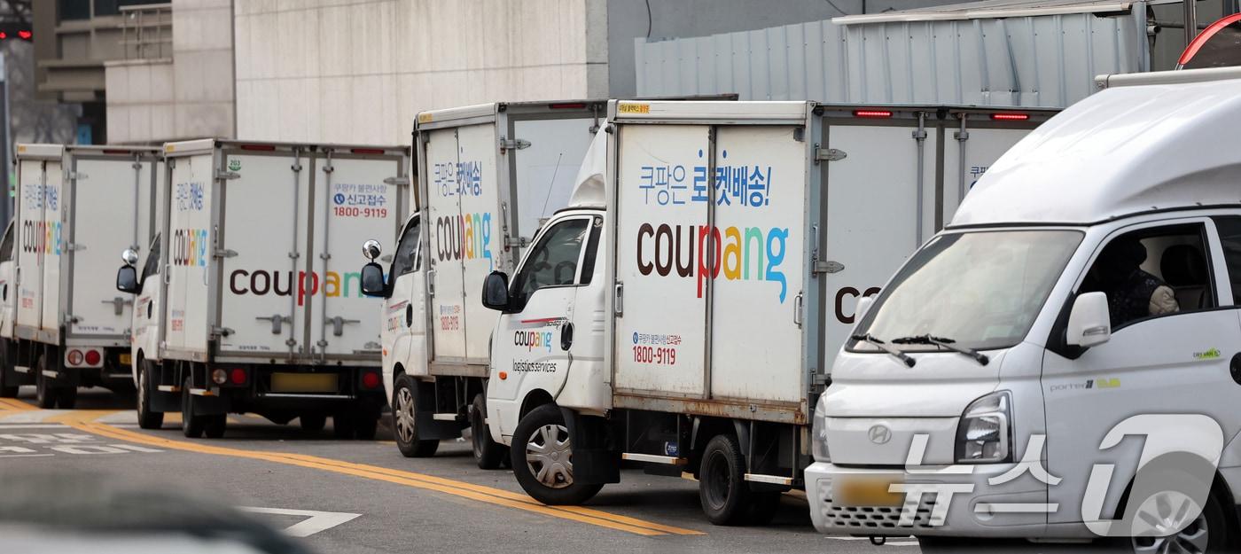 본문 이미지 - 28일 서울 시내 한 쿠팡 물류센터 앞에 주차돼 있는 쿠팡카(쿠팡 배송트럭)가 주차돼 있다. 약 3300만 명의 고객 정보 유출 사태를 빚은 쿠팡은 지난 26일 정부와의 협력을 통해 노트북 등을 조사했다고 주장 했지만 경찰은 "협의가 없었다＂고 반박에 나섰다. 2025.12.28/뉴스1 ⓒ News1 황기선 기자