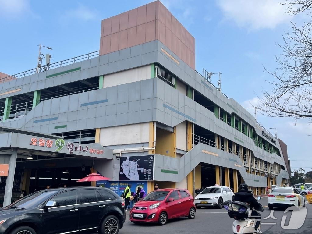 본문 이미지 -  제주시 민속오일시장 부설주차장./뉴스1