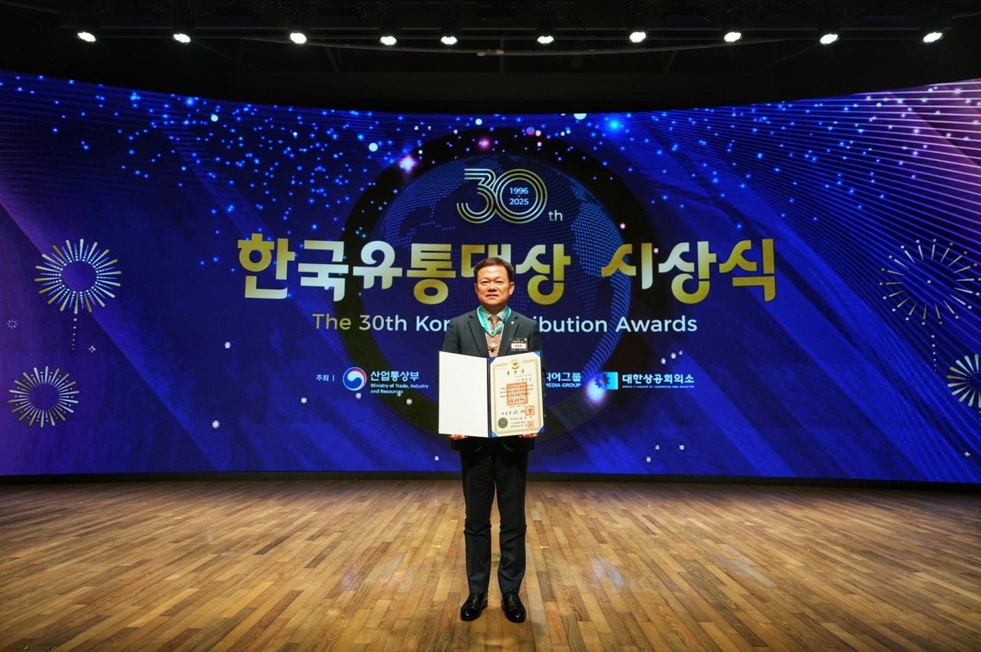 정춘호 GS리테일 편의점BU장(편의점산업협회장)이 지난 26일 대한상공회의소에서 열린 제30회 한국유통대상 시상식에서 동탑산업훈장을 수상했다.(GS25제공)