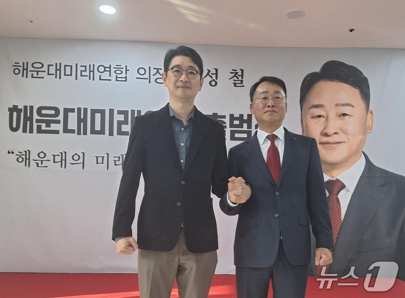 본문 이미지 - 정성철 전 부산 해운대구의회 의장(오른쪽)이 지난 21일 해운대미래연합 출범식을 열고 주진우 국민의힘 의원(해운대갑)과 기념 촬영을 하고 있다.(독자 제공 . 재판매 및 DB금지)