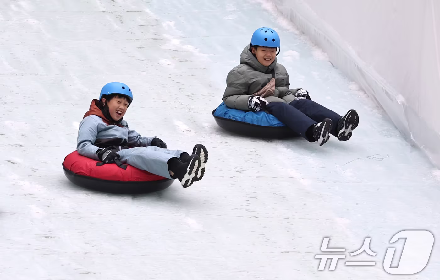  눈썰매장'을 찾은 어린이들이 얼음썰매를 즐기고 있다. 2025.12.28/뉴스1 ⓒ News1 구윤성 기자