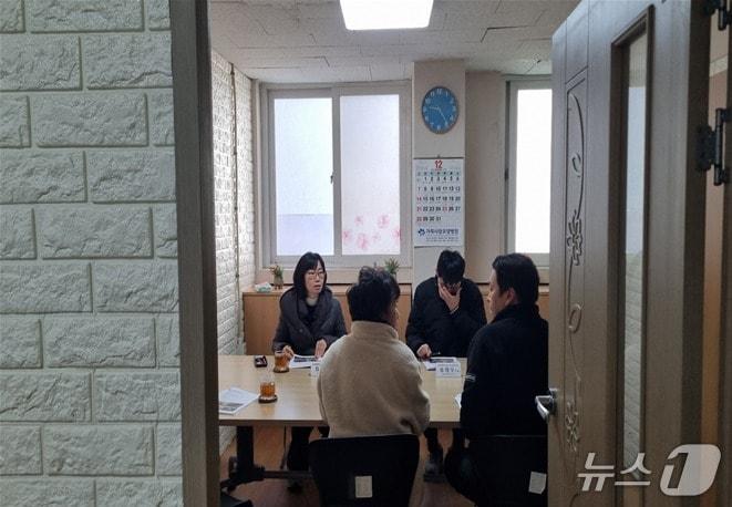 본문 이미지 - 노숙인종합지원센터에서 한파 대응실태 점검을 하고 있다.(부산시 제공. 재판매 및 DB금지)