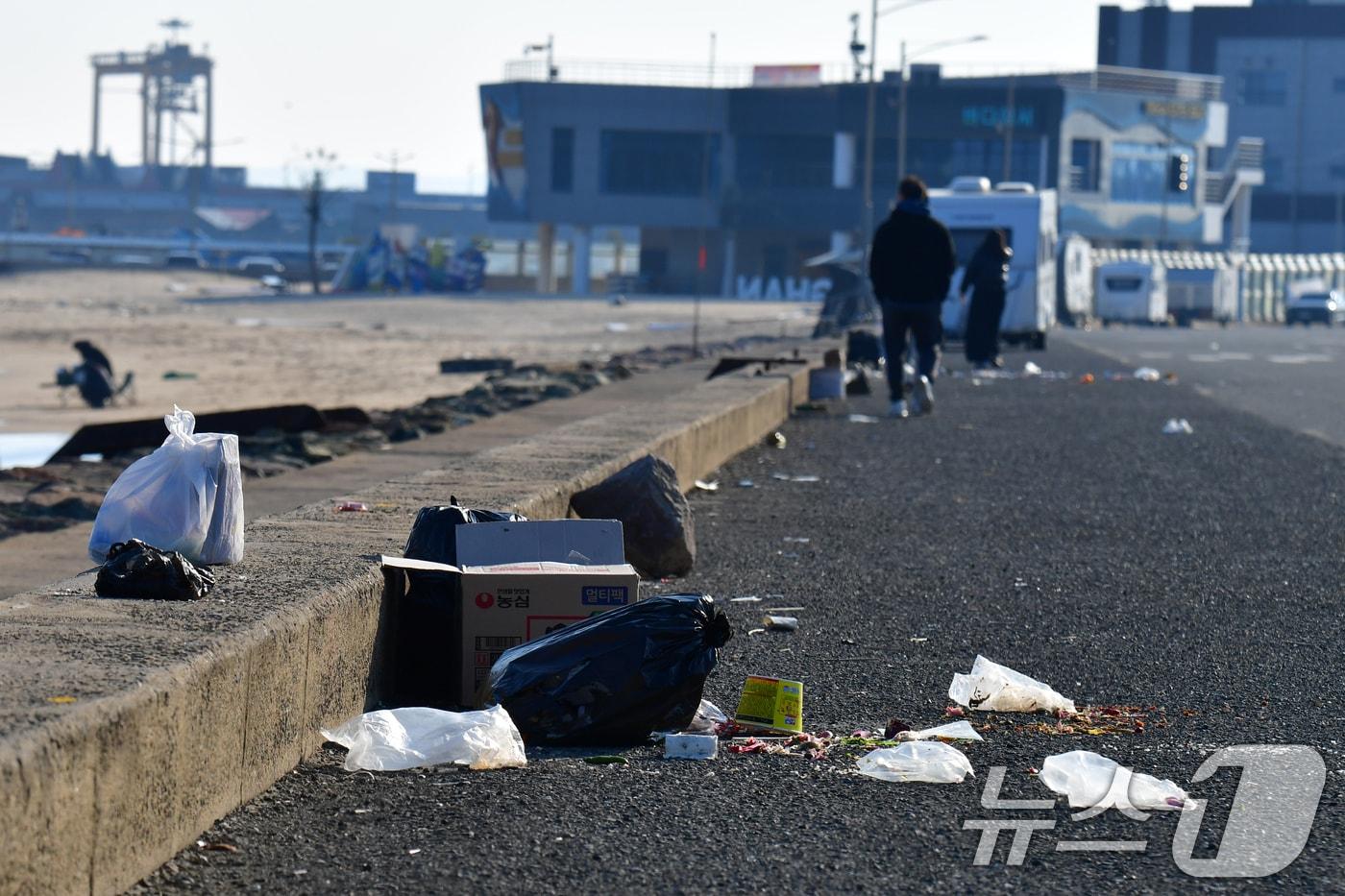 28일 경북 포항시 북구 흥해읍 용한리 해안도로에 관광객이 버리고 간 쓰레기가 나뒹굴고 있다. 2025.12.28/뉴스1 ⓒ News1 최창호 기자