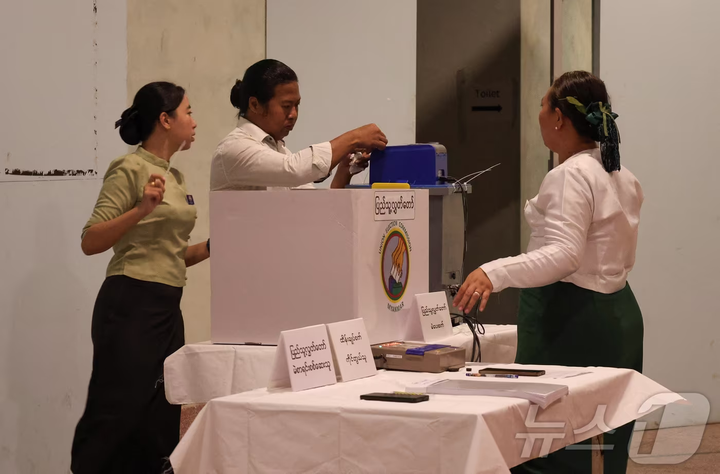 미얀마 카욱타다 타운십에서 28일(현지시간) 총선 당일 투표를 준비하고 있다. 2025.12.28 ⓒ 로이터=뉴스1 ⓒ News1 김경민 기자