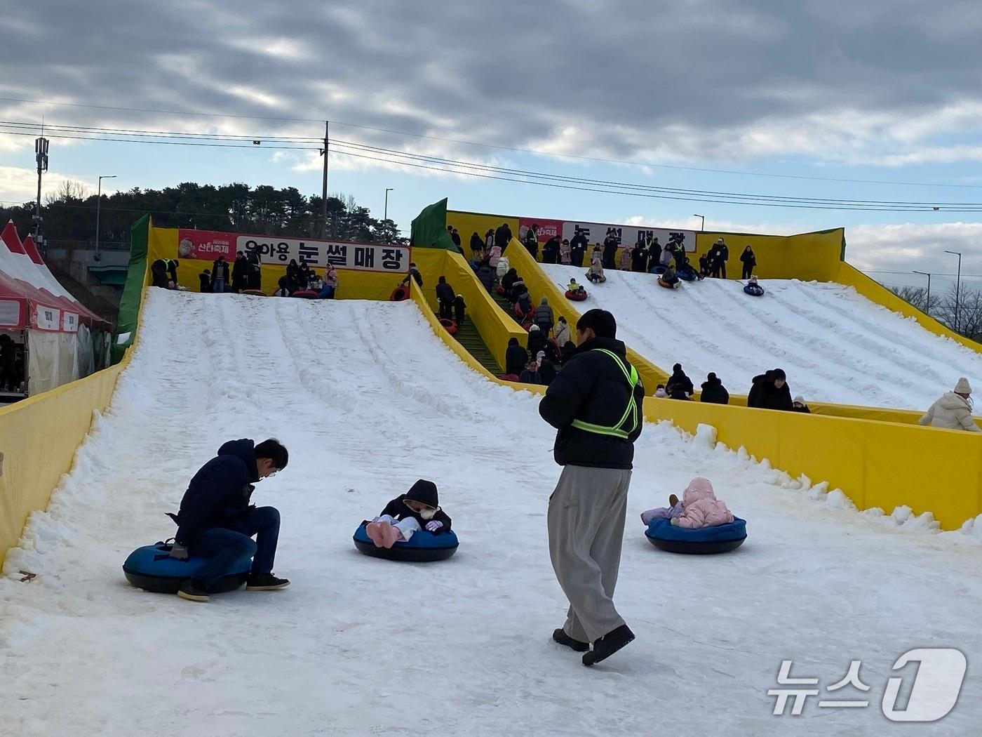 본문 이미지 - 전북 임실군 임실치즈테마파크에서 ‘임실 산타 축제’를 찾은 아이들이 눈썰매를 타고 있다..2025.12.28/문재욱 기자
