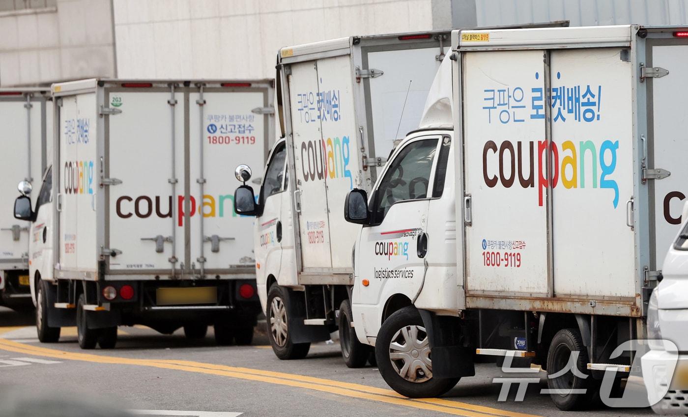 28일 서울시내 한 쿠팡 물류센터에 배송트럭이 주차돼있다. 2025.12.28/뉴스1 ⓒ News1 황기선 기자