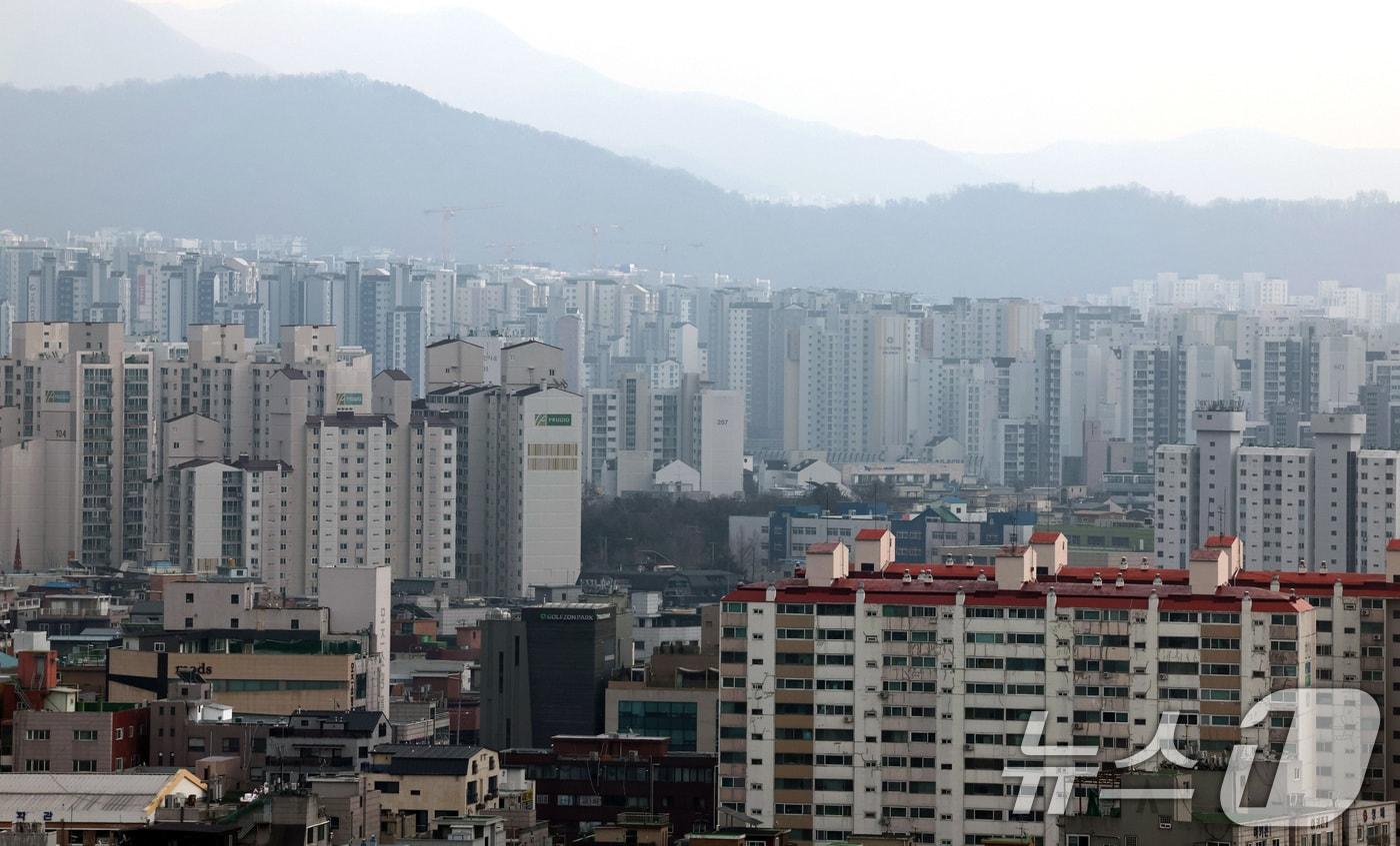 본문 이미지 - 서울의 한 빌라와 아파트 단지. 2025.12.28 ⓒ 뉴스1 구윤성 기자