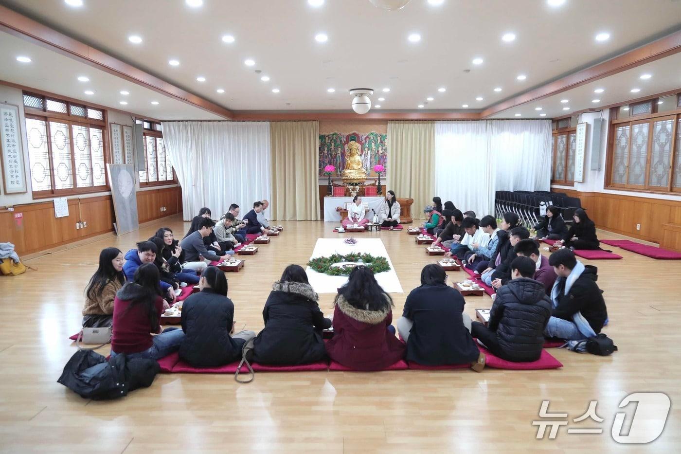 춘천 찾은 미국 입양 청년들.(춘천시 제공, 재판매 및 DB금지)