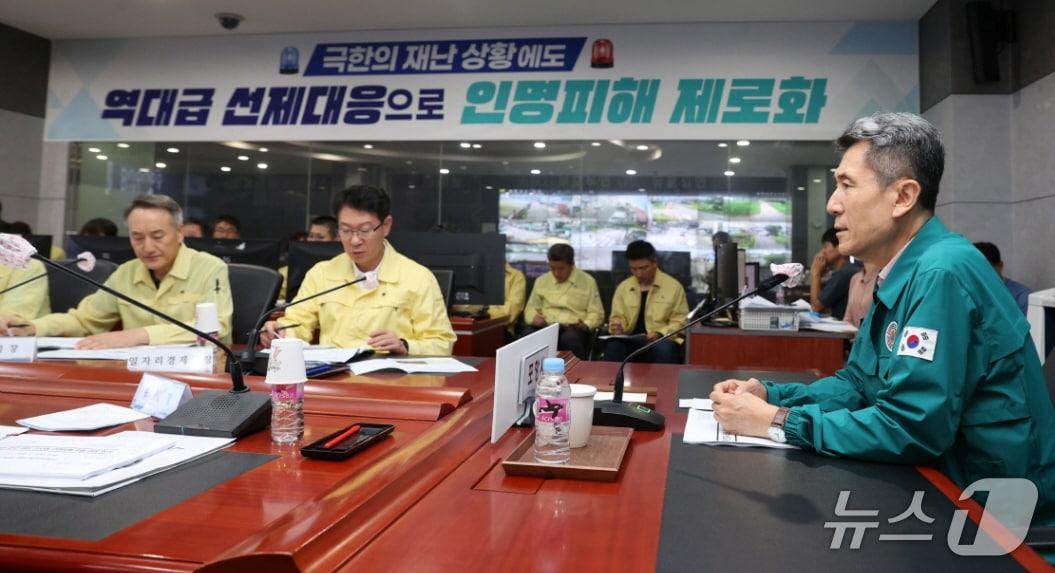 본문 이미지 - 28일 경북 포항시가 행정안전부가 주관한 재난관리평가와 경북도가 주관한 도민안전시책안전에서 우수기관과 최우수기관에 각각 선정됐다. 사진은 이깅덕 시장이 시민안전관련 대책회의를 주재하는 모습. (포항시제공, 재판매 및 DB금지) 2025.12.28/뉴스1  