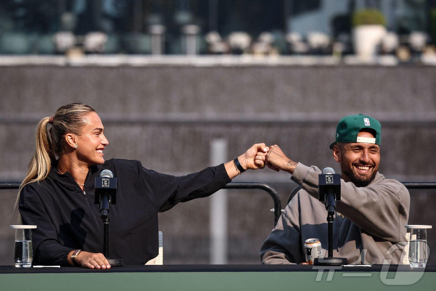 남녀 성대결을 벌일 예정인 아리나 사발렌카와 닉 키리오스(왼쪽)가 28일(한국시간) 열린 사전 기자회견에서 주먹을 맞대고 있다. ⓒ AFP=뉴스1