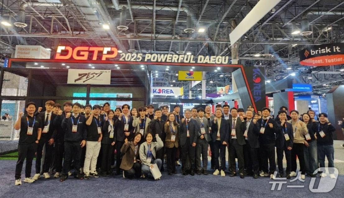 본문 이미지 - 대구의 인공지능(AI) 스타트업(신생 벤처기업) 6개사가 내년 1월6~9일 미국 라스베이거스에서 열리는 'CES(국제전자제품박람회) 2026'에 참가해 혁신 기술을 선보인다. 사진은 'CES 2025' 참가자들이 파이팅을 외치는 모습.(대구시 제공, 재판매 및 DB 금지)