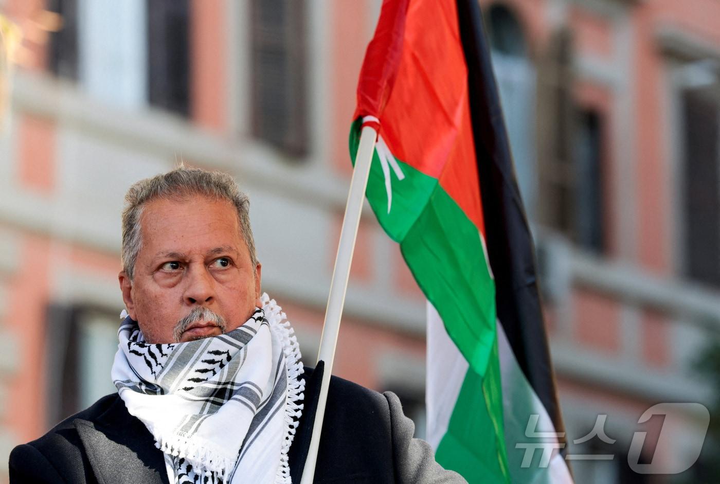 모하메드 한눈 이탈리아 팔레스타인협회 회장이 11월 29일 이탈리아 로마에서 USB 노조가 주도한 전국 파업 중 팔레스타인 국기를 들고 잇다. 2025.11.29 ⓒ 로이터=뉴스1 ⓒ News1 김경민 기자