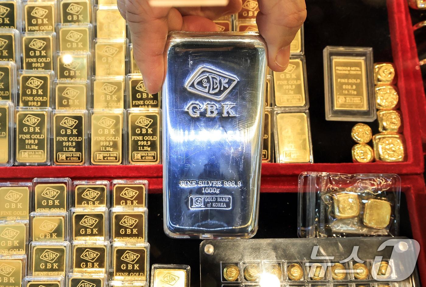 본문 이미지 - 28일 서울의 한 금은방에 골드바와 실버바가 진열되어 있다. 2025.12.28/뉴스1 ⓒ News1 김진환 기자