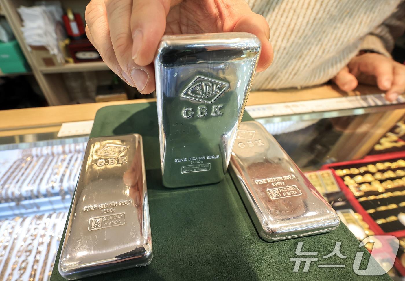  서울 종로구 금은방 보명잉꼬에 실버바가 전시돼 있는 모습. 2025.12.28/뉴스1 ⓒ News1 김진환 기자