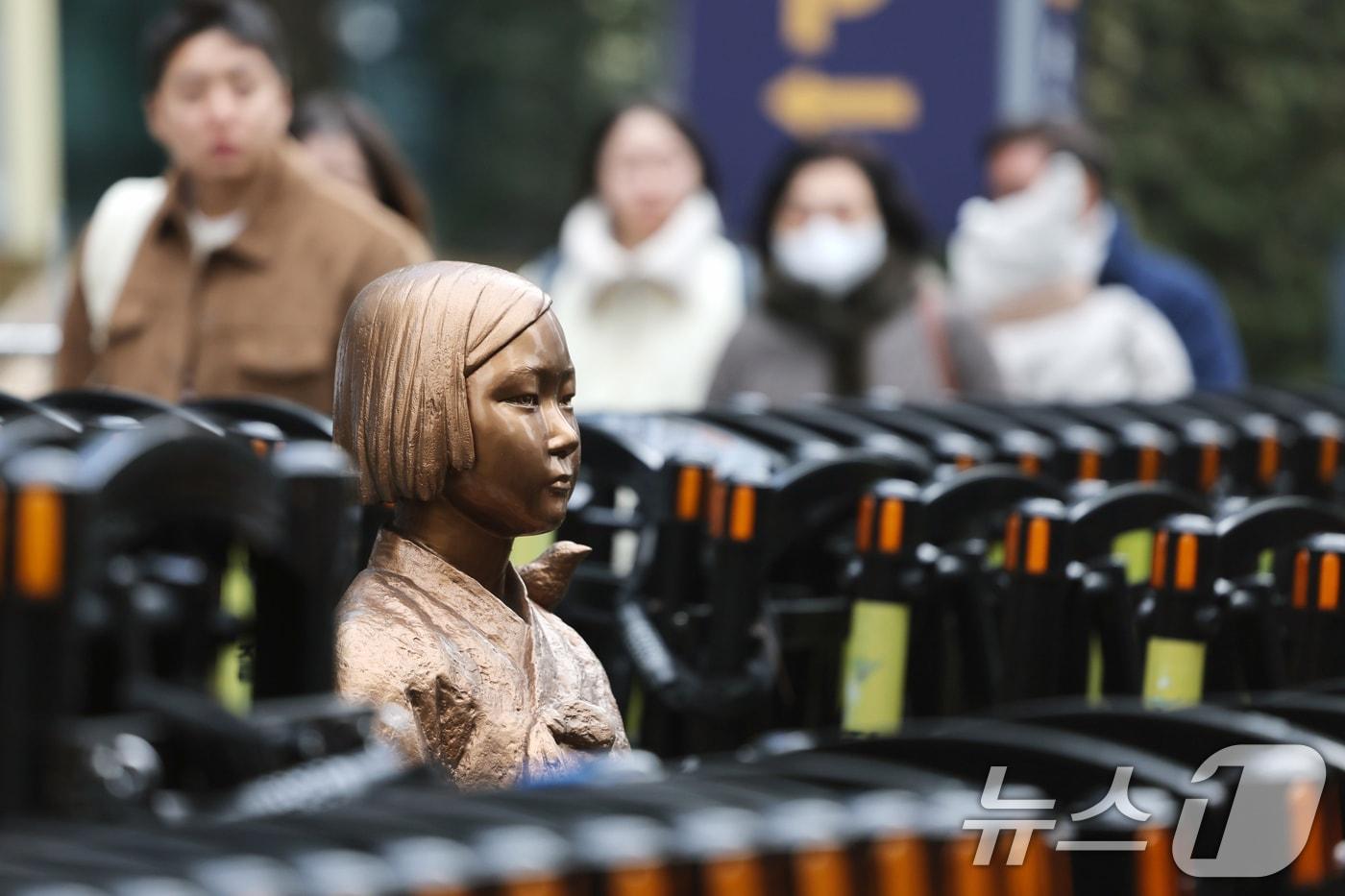 본문 이미지 - 지난해 12월 28일 서울 종로구 옛 일본대사관 앞에 설치된 '평화의 소녀상'에 안전 펜스가 둘러싸여져 있다.  2025.12.28/뉴스1 ⓒ News1 황기선 기자