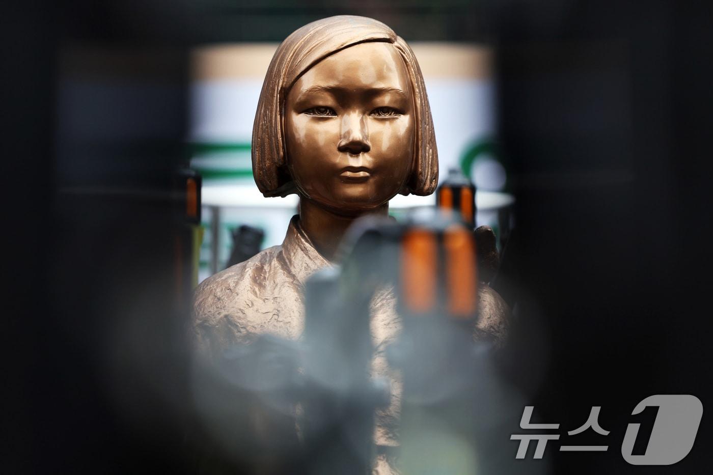 본문 이미지 - 서울 종로구 옛 일본대사관 앞에 설치된 '평화의 소녀상'에 안전 펜스가 둘러싸여져 있다.  2025.12.28/뉴스1 ⓒ News1 황기선 기자