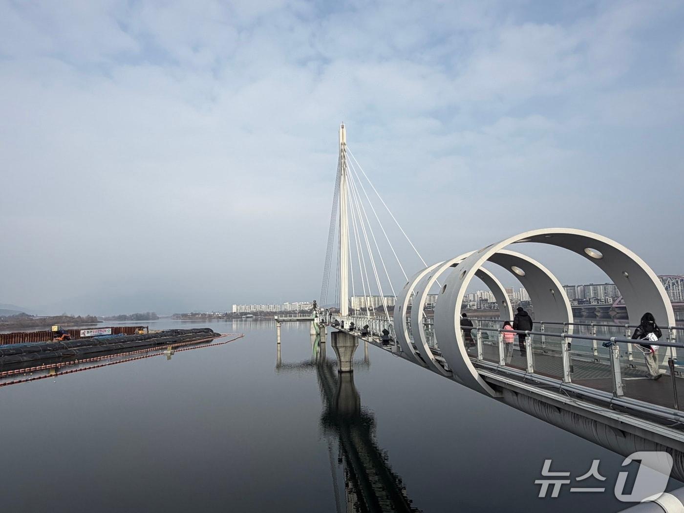 본문 이미지 - 28일 낮 강원 춘천 소양강스카이워크를 찾은 나들이객들이 전망대까지 걸어가고 있다.2025.12.28 한귀섭 기자