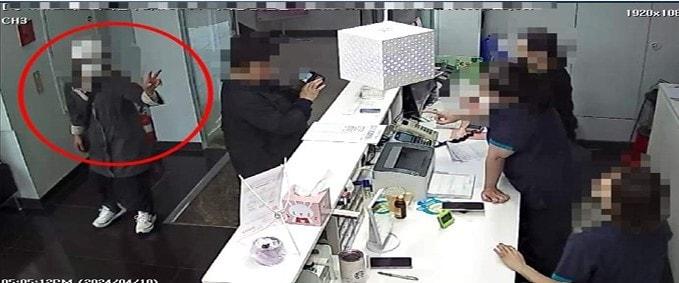 본문 이미지 - 다이어트약 중독자가 진료 없이 다른 사람 명의로 2명분 다이어트약을 달라고 수신호로 요청하는 장면(사진=서울중앙지검 제공)