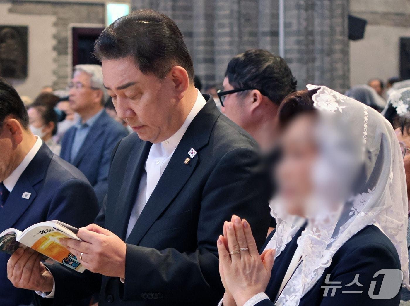 본문 이미지 - 김병기 더불어민주당 원내대표(왼쪽)과 부인 이 모 씨(김 원내대표 페이스북 갈무리)