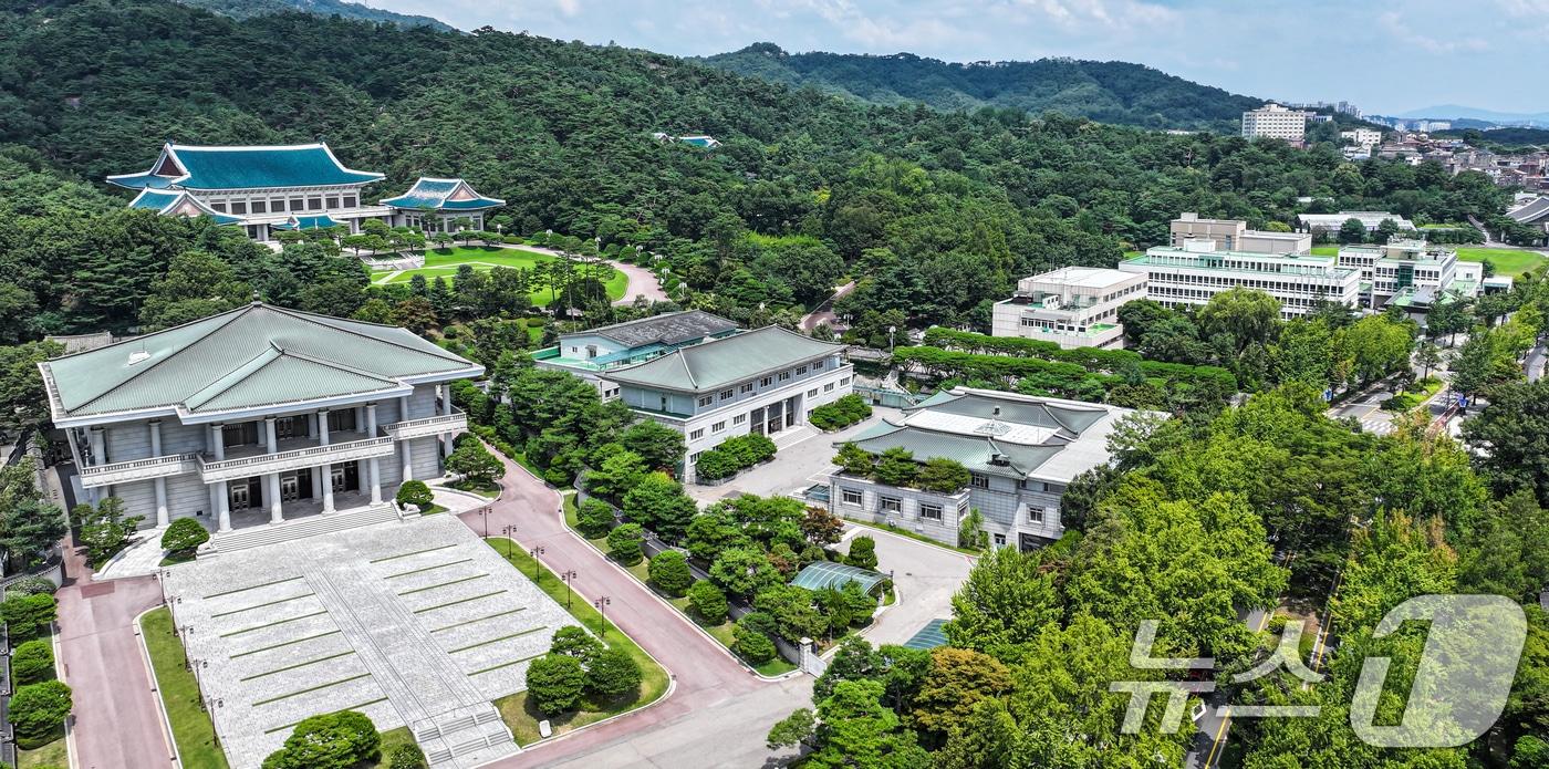 지난 7월 30일 드론으로 촬영한 청와대 전경. 이재명 대통령은 3실장(비서실장·정책실장·안보실장)과 한 건물(여민 1관)에서 근무하기로 했다. 핵심 참모진과의 소통을 강화해, 제왕적 대통령제에 대한 우려를 불식시키는 동시에 업무 효율성을 높이겠다는 취지다. 2025.12.28/뉴스1 ⓒ News1 김진환 기자