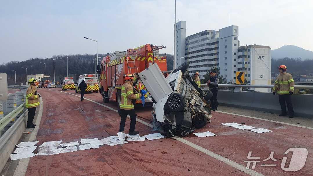 본문 이미지 - 강원 횡성군 횡성읍 입석리 교통사고 현장.(강원도소방본부 제공, 재판매 및 DB금지)