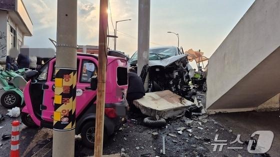 본문 이미지 - 지난달 24일 14명의 사상자가 발생한 우도 렌터카 돌진사고 현장.(독자 제공, 재판매 및 DB 금지)/뉴스1  