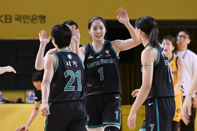 본문 이미지 - 여자프로농구 부천 하나은행. (WKBL 제공)
