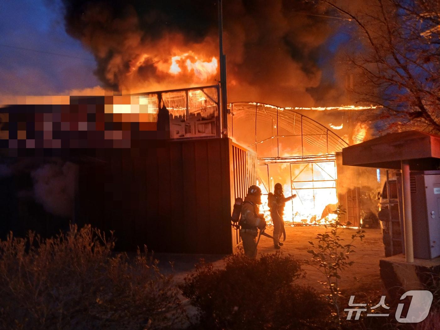 본문 이미지 - 28일 오후 5시 37분께 전북 순창군 남계리 한 싱크대 공장에서 불이 나 약 1시간만에 초진됐다.(전북소방본부 제공. 재판매 및DB금지)
