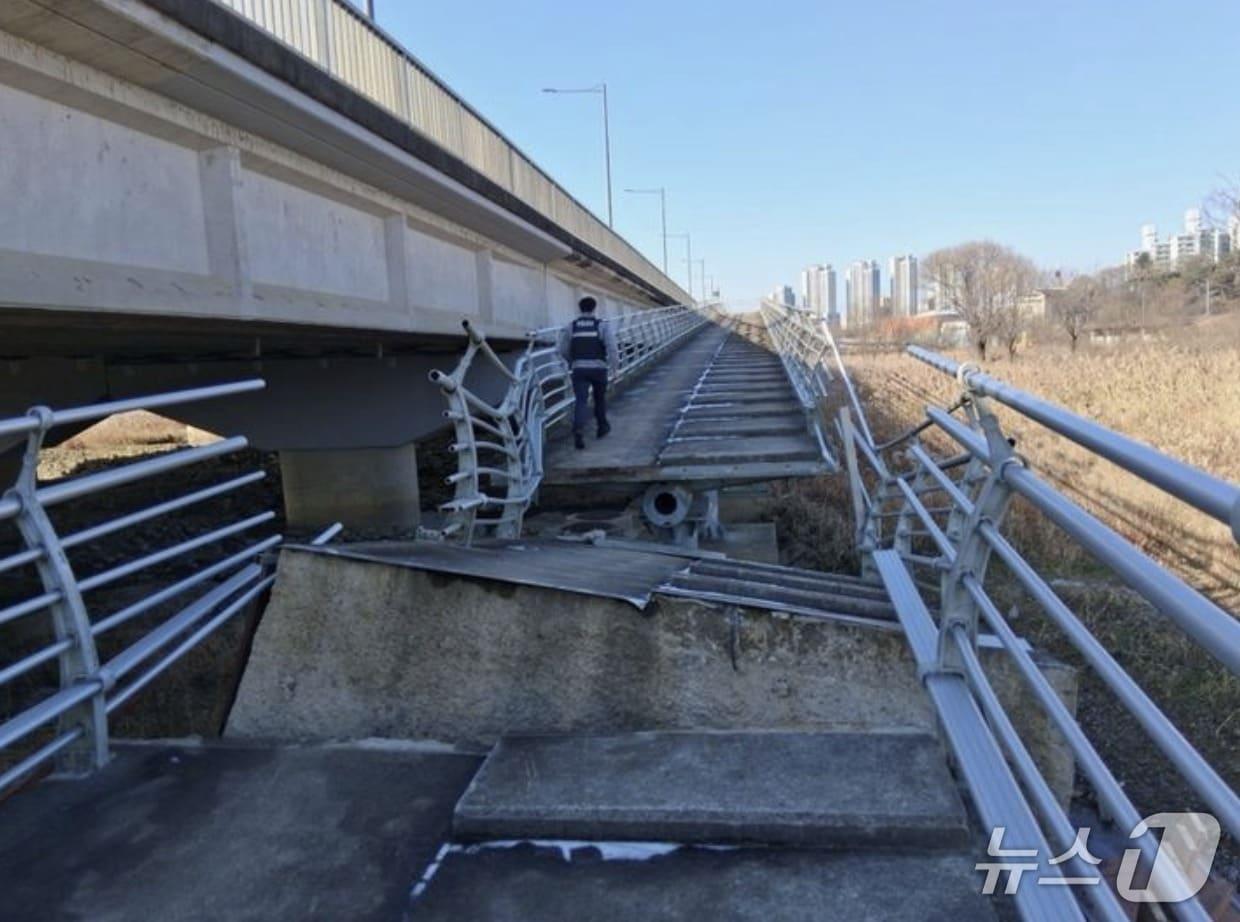 본문 이미지 - 28일 오전 11시 58분쯤 광신대교와 연결된 보행교가 알수 없는 이유로 붕괴됐다. (서구 제공. 재판매 및 DB금지)