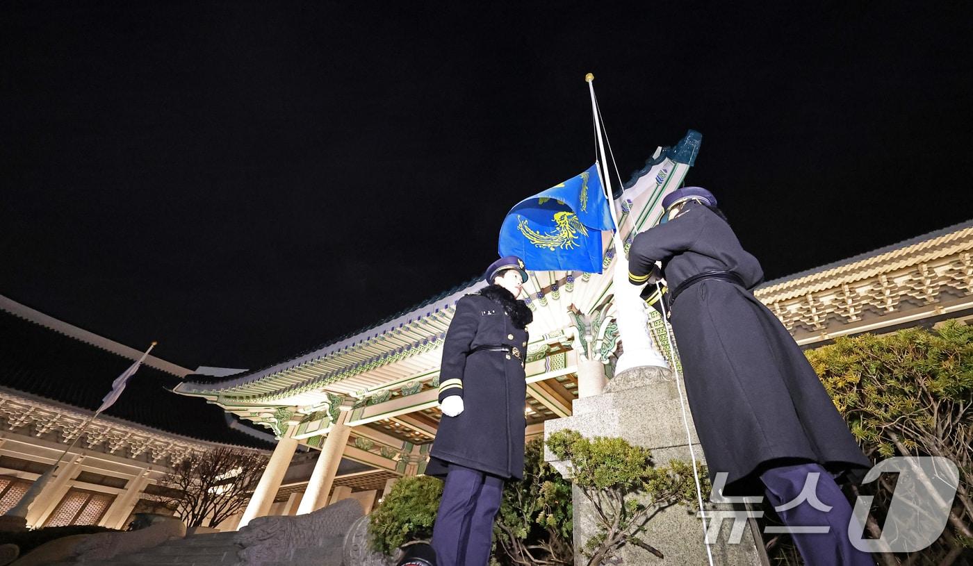 대통령실의 공식 명칭이 '청와대'로 변경된 29일 자정 청와대 본관 앞에 봉황기가 다시 게양되고 있다. (청와대통신사진기자단) 2025.12.29/뉴스1 ⓒ News1 허경 기자