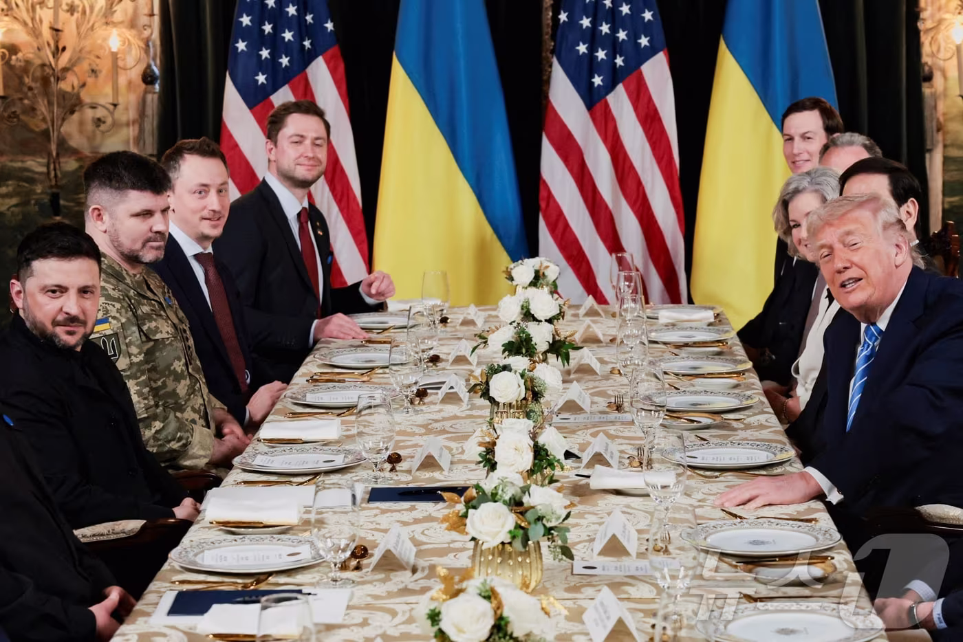 도널드 트럼프 미국 대통령이 28일(현지시간) 플로리다주 마러라고에서 열린 볼로드미르 젤렌스키 우크라이나 대통령과의 오찬을 겸한 회담에 앞서 발언하고 있다. 2025.12.28. ⓒ 로이터=뉴스1 ⓒ News1 류정민 특파원