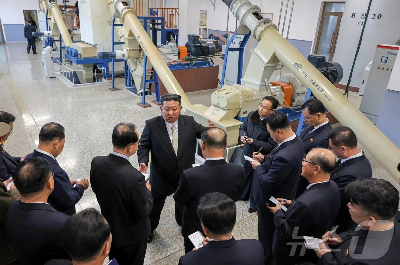 (평양 노동신문=뉴스1) = 북한 노동당 기관지 노동신문은 29일 김정은 북한 노동당 총비서가 전날 평안남도 은산군에 건설된 종이공장 준공식에 참석했다고 보도했다. 리일환 당 비서가 준공사를 진행했으며 평안남도와 은산군의 간부들, 근로자들, 국가과학원 과학자·기술자들이 참가했다고 신문은 전했다. [국내에서만 사용가능. 재배포 금지. DB 금지. For Use Only in the Republic of Korea. Redistribution Prohibited] rodongphoto@news1.kr