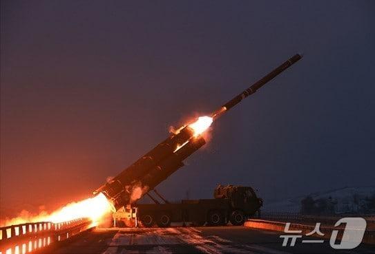 본문 이미지 - (평양 노동신문=뉴스1) =북한 노동당 기관지 노동신문은 29일 "28일 조선 서해 해상에서 장거리 전략 순항미사일 발사 훈련이 진행됐다"면서 "김정은 동지께서 전략순항미사일 발사 훈련을 참관했다"라고 보도했다. [국내에서만 사용가능. 재배포 금지. DB 금지. For Use Only in the Republic of Korea. Redistribution Prohibited] rodongphoto@news1.kr