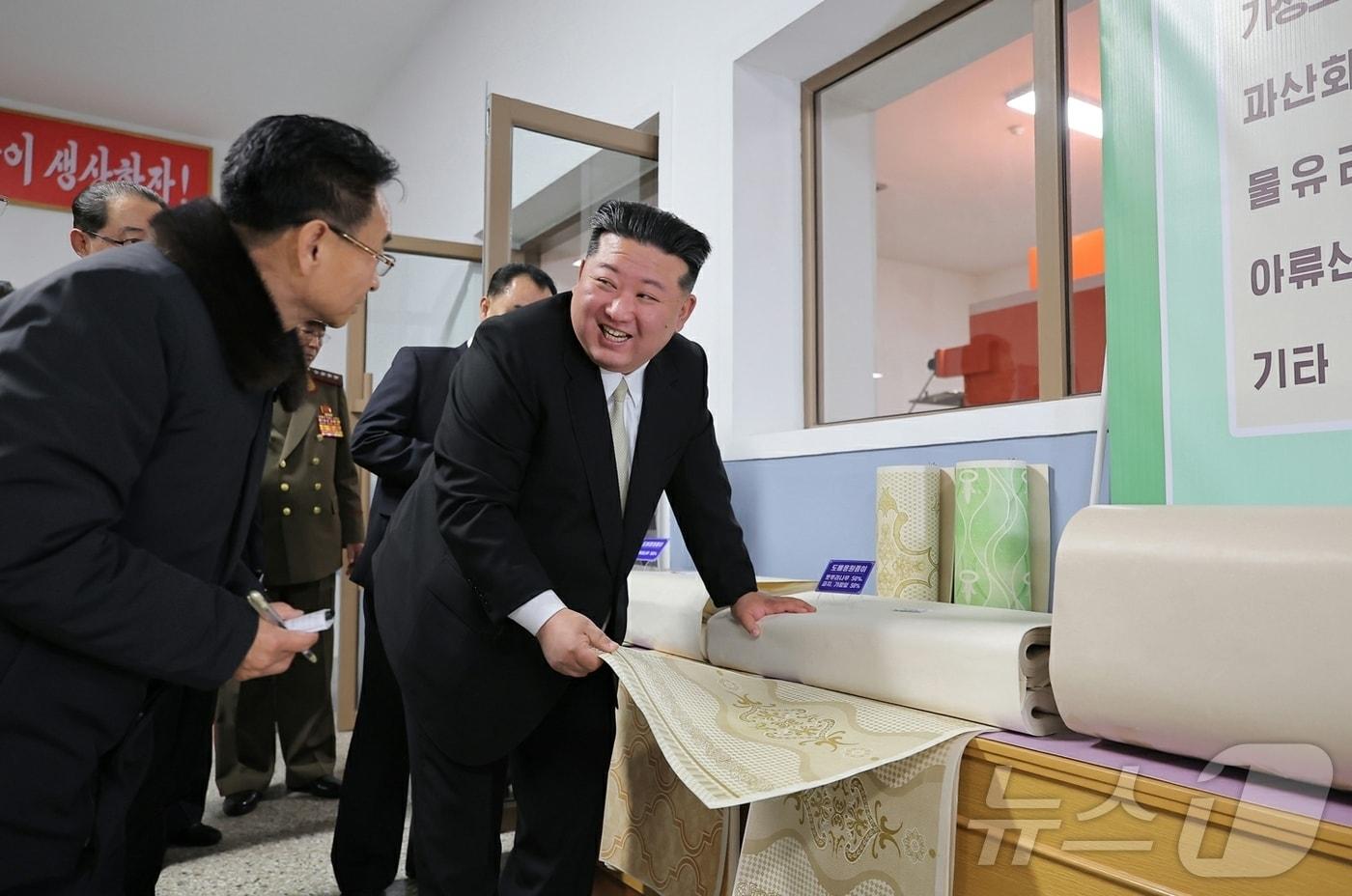 (평양 노동신문=뉴스1) = 김정은 북한 노동당 총비서가 지난 28일 평안남도 은산군에 완공된 종이공장을 둘러보고 있다. [국내에서만 사용가능. 재배포 금지. DB 금지. For Use Only in the Republic of Korea. Redistribution Prohibited] rodongphoto@news1.kr