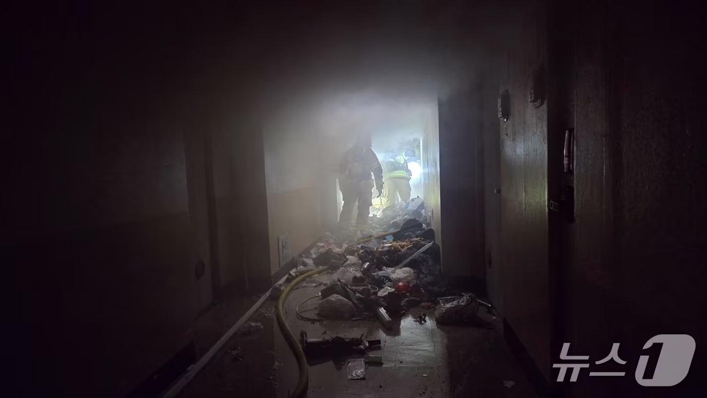 소방 당국이 28일 울산 남구 달동의 한 공동주택에서 발생한 불을 진압하고 있다.(울산소방본부 제공. 재판매 및 DB금지)/뉴스1