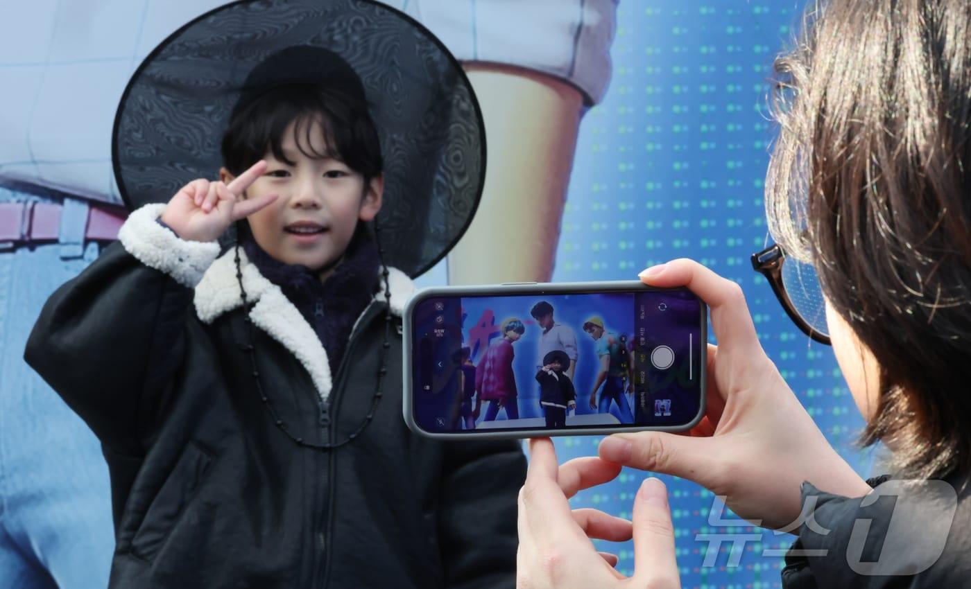  케이팝 데몬 헌터스 팝업존을 찾은 어린이가 기념촬영을 하는 모습./뉴스1 ⓒ News1 장수영 기자