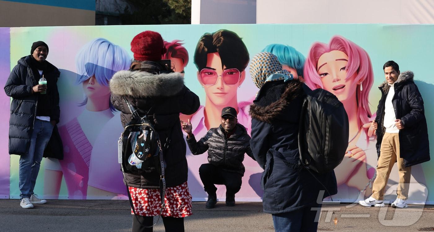 본문 이미지 - 경기 용인시 에버랜드 내 케이팝 데몬 헌터스 팝업존을 찾은 외국인 관람객들이 기념촬영하고 있다. 2025.12.29/뉴스1 ⓒ News1 장수영 기자