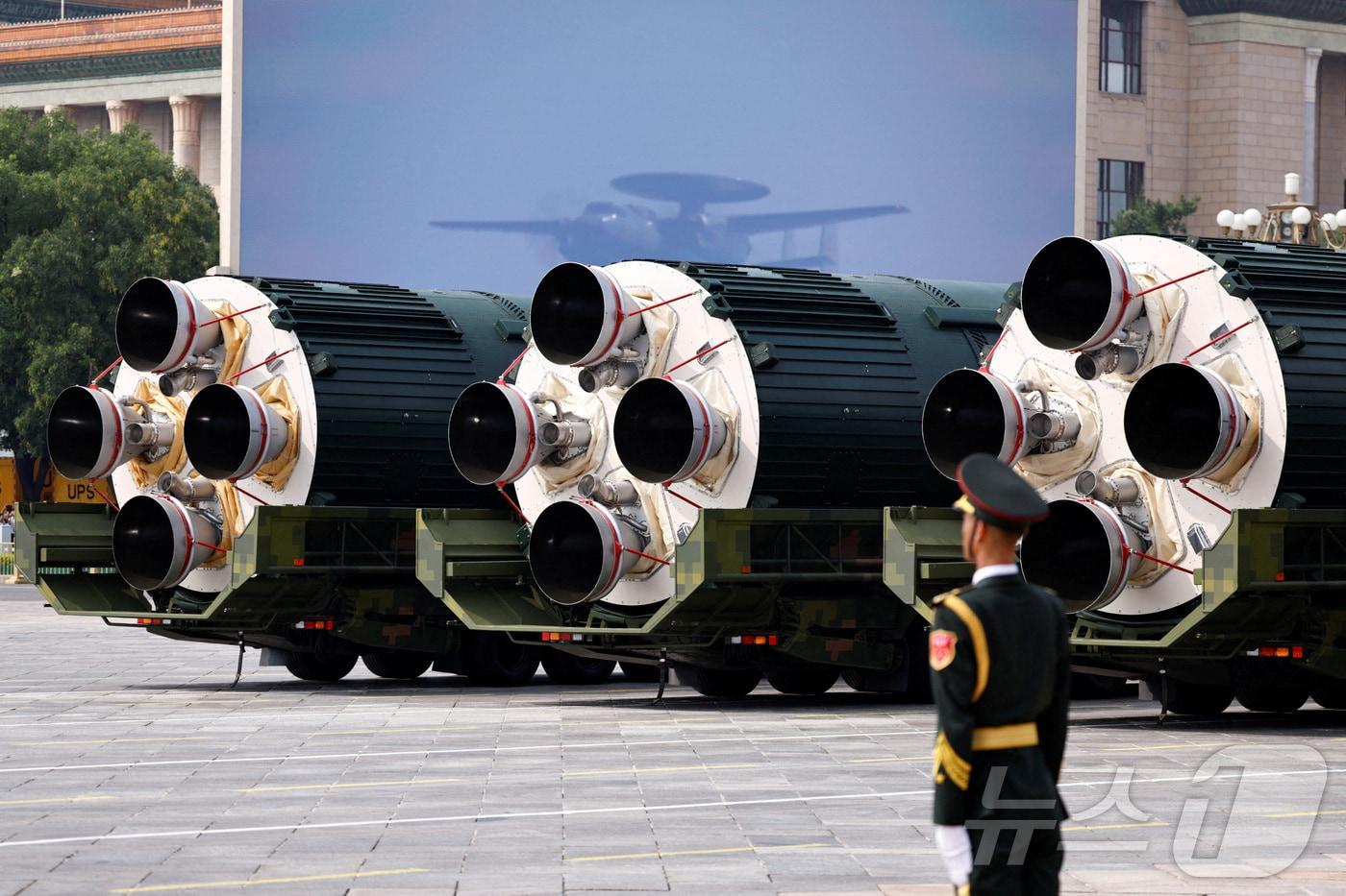 9월 3일(현지시간) 중국 베이징에서 진행된 제2차 세계대전 승리(전승절) 80주년 열병식에서 인민해방군 소속 병사가 전략 타격 부대가 전시한 DF-5C 핵미사일 옆에 서 있다. 2025.09.03. ⓒ 로이터=뉴스1 ⓒ News1 윤다정 기자