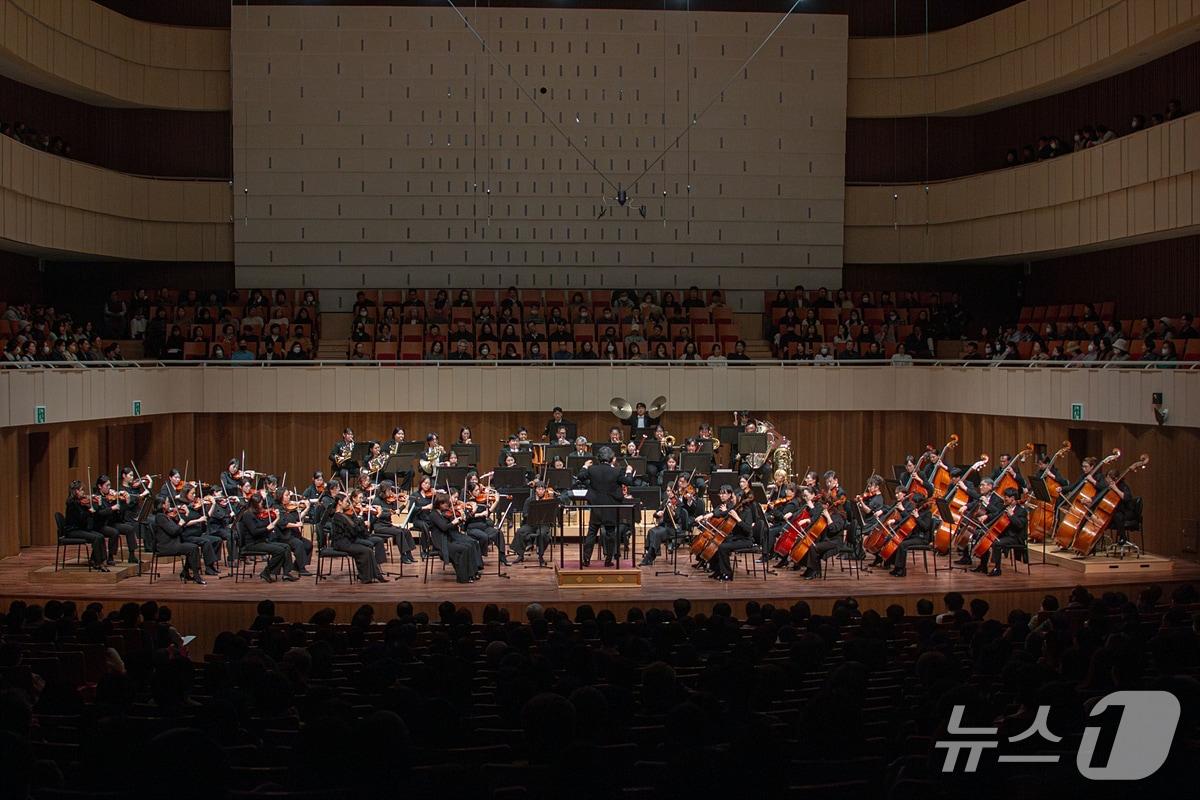 본문 이미지 - 대구시립교향악단은 내년 1월 9일 오후 7시 30분 대구콘서트하우스 그랜드홀에서 '2026 신년음악회'를 연다. 사진은 대구시향 공연 모습. (대구시향 제공. 재판매 및 DB 금지)/뉴스1