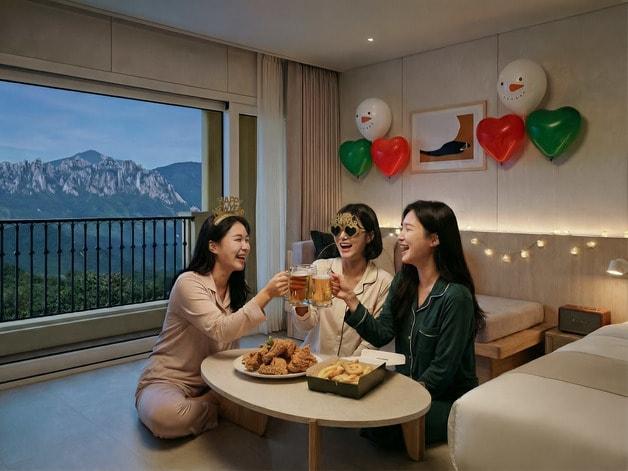 본문 이미지 - 한화리조트 설악 쏘라노에서 파티 나이트 패키지를 즐기는 투숙객들의 모습(한화호텔앤드리조트 제공)