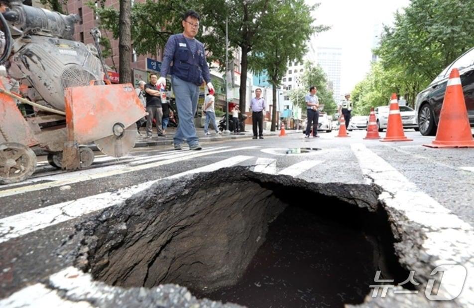 본문 이미지 - 한 도로에 싱크홀이 발생했다. (사진은 기사 내용과 무관함) / 뉴스1 ⓒ News1