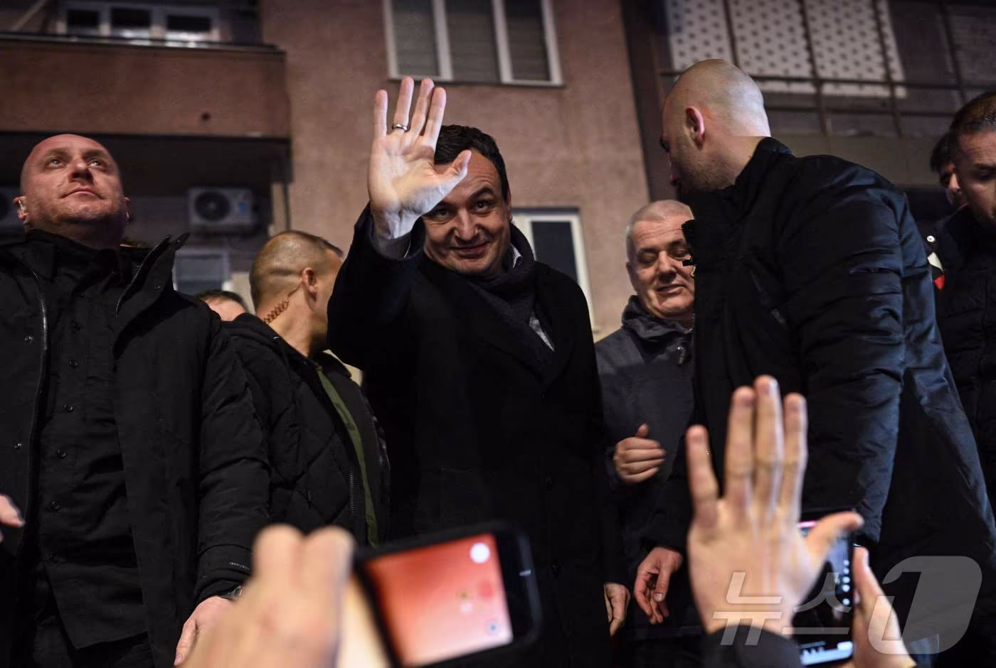 코소보의 총리대행이자 베테벤도셰 운동(LVV)의 대표인 알빈 쿠르티가 2025년 12월 28일 프리슈티나에서 지지자들과 함께 선거 결과를 축하하고 있다. 2025.12.28. ⓒ AFP=뉴스1 ⓒ News1 이정환 기자