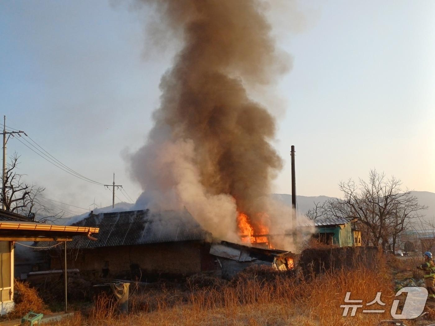 본문 이미지 - 28일 오전 8시13분쯤 포항시 기계면의 한 주택 창고에서 불이나 화염이 치솟고 있다.(경북소방본부 제공. 재판매 및 DB 금지)2025.12.29뉴스1